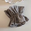 Detalle de puños falsos plisados en gris claro con rayas y bordes de volantes - Caqui Gris