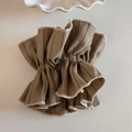 Vista de detalle de un coletero a rayas beige con pliegues sobre fondo minimalista - Café claro