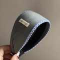 Cerchietto grigio in tessuto denim con bordi a quadri blu e etichetta in stoffa minima - Cerchietto Plaid Grigio Largo 7cm