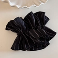 Primer plano de un coletero negro con rayas blancas sobre un fondo minimalista - Negro