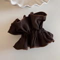 Dettaglio dello scrunchie marrone caffè che mostra la trama a costine e le cuciture di pregio - Caffè scuro