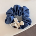 Dettaglio di elastico denim blu con fiocco in pizzo bianco e decoro in perle - Elastico con Fiocco Singolo