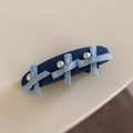 Dettaglio del fermaglio per capelli in denim con fiocchi di raso azzurro e perle bianche - Fermaglio Ovale