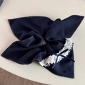 Dettaglio dell'elastico per capelli blu scuro a quadri con pizzo bianco e fiocco - Scrunchie Quadrato / Stile Blu Notte (FQ881417)