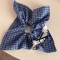 Dettaglio dell'elastico a quadretti blu con bordi a balze bianchi e fiocco in nastro - Scrunchie Quadrato / Stile Quadretti Blu (FQ881417)