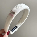 Dettaglio ricamo floreale fatto a mano con ciliegia rosa su fascia per capelli beige - Cerchietto con Ciliegie Bianco Crema