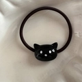Dettaglio macro di un elastico per capelli nero con simpatico gatto nero in resina - Elastico Gatto - Nero
