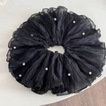 Dettaglio di un elastico per capelli XL in rete nera pieghettata con perle bianche decorative - Elastico Oversize Plissettato Perla Nera