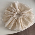 Dettaglio di un grande elastico per capelli crema con eleganti decorazioni di perle - Elastico Oversize Plissettato Perla Beige