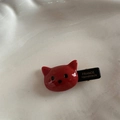 Détail d'une pince à cheveux chat rouge avec texte France Handmade sur céramique - Pince Chat - Rouge