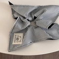 Détail d'un chouchou à rayures noires et blanches avec étiquette motif ours de mode - Chouchou Foulard Carré Rayé Noir