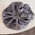 Detalle de coletero de satén plateado con textura de seda brillante y costuras - Coletero de Satén Plisado-Púrpura Café