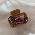 Detalle de una pinza para el pelo marrón con un diseño de teckel a cuadros rojos - Perro con Cuadros Rojos - Pinza Cuadrada Pequeña