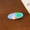 Detalle de pinza de acetato con relieve de tulipán rosa y detalle de perla blanca - Azul