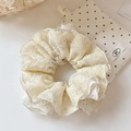 Vue détaillée du chouchou fleuri jaune avec bordure en dentelle et tissu en coton doux - Chouchou à Quatre Couches Beige / Beige