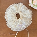 Détail du chouchou en dentelle à pois beige avec rubans superposés lilas et blancs - Chouchou Bordure Blanche