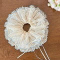 Détail d'un chouchou en dentelle beige à pois bleus avec un délicat nœud en ruban de soie - Chouchou Bordure Bleue