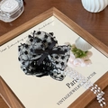 Dettaglio molletta per capelli vintage in pizzo nero con fiocco e nappine di perle - Nero
