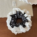 Primer plano de coletero de doble capa con encaje blanco y detalle de tela floral - Estilo de Encaje Floral Negro
