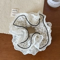 Gros plan sur le chouchou en dentelle à quatre couches avec motif cachemire et liseré - Bordure Dentelle Beige
