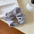Detailopname van grijze satijnen scrunchie met kristallen kralen op geweven matje - Blauw