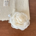 Dettaglio fermaglio per capelli a fiore in rete bianca con perla e fiocco di nastro - Molletta a Molla Bianco Sporco