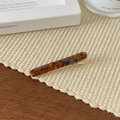 Nahaufnahme der Haarspange aus Acetat mit Schildpattmuster und goldener Basis - Blau Kaffee