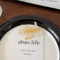 Detalle de una pinza para el pelo de acetato con forma de perro y strass en un plato cerámico - Fantasma Amarillo