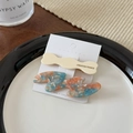 Détail de barrettes à cheveux en acétate ondulé et épingles beige sur carte présentoir - Bleu Orange Beige