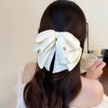 Elegante fermaglio per capelli in raso crema con doppio fiocco su capelli lunghi - Stile in Raso Bianco