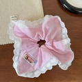 Détail de chouchou à rayures roses avec dentelle et patch chiot sur table en bois - Rayé Rose