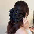 Elegante fermaglio per capelli con fiocco in raso nero a strati e dettaglio logo oro - Stile raso nero
