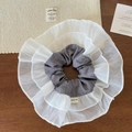 Detalle de coletero multicapa en organza blanca y tela gris con rayas diplomáticas - Gris