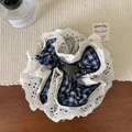 Dettaglio dell'elastico per capelli a quadretti blu stile coreano con ricamo in pizzo - Stile Fiore da Testa / Stile Pizzo a Quadretti Bianco Blu