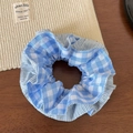 Détail d'un chouchou en tissu à carreaux et rayures bleu clair avec texture élastique - Chouchou Bleu