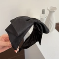 Detail eines großen schwarzen Haarreifs mit Schleife und schimmerndem Strukturgewebe - Schwarz
