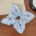 Détail d'un chouchou à rayures bleues et blanches avec broderies de cerises rouges - Chouchou à Ruban Bleu (Style Écharpe Carrée Bleue)