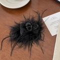 Détail d'une pince à cheveux en plumes noires et nœud satin sur fond bois sombre - 7cm / Noir