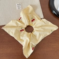 Détail d'un chouchou rayé jaune avec broderie cerise rouge et bords pointus stylisés - Chouchou à Ruban Jaune (Style Écharpe Carrée Jaune)