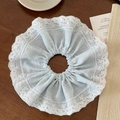 Détail d'un chouchou en dentelle bleu clair avec broderie florale et pois délicats - Élastique à Cheveux Bleu Clair