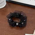 Dettaglio dell'elastico in tulle nero con strass scintillanti su base in legno - Scrunchie Strass Medio