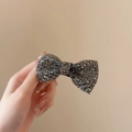 Dettaglio del fermaglio per capelli a fiocco con strass grigi brillanti e lusso - Fermagli per capelli a becco d'anatra