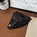 Detalle del tejido de satén negro de la pinza para el pelo con una placa metálica dorada - Negro