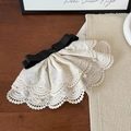 Dettaglio del fermaglio per capelli in pizzo crema con fiocco nero e perle chic - Clip a molla beige