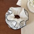 Detail van crème chiffon scrunchie met kattenprint en delicate kanten afwerking - Kant Bloem Haarelastiek (FQ-0540)