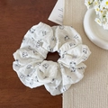 Detail van een crèmewitte scrunchie met kattenprint op een houten bureau-opstelling - Klassieke Scrunchie (FQ-0540)