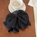 Detail der eleganten schwarzen Schleifen-Haarklammer mit glänzenden Silber-Strasssteinen - Schwarzes Mesh-Modell