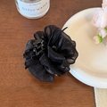 Dettaglio del fermaglio per capelli a fiore in rete nera con glitter argentati - Nero / 7cm