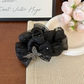 Dettaglio della pinza per capelli in organza nera con elegante strass a forma di farfalla - Stile Grande (FJ-0656)