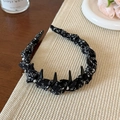 Detalle de diadema floral con perlas y dientes antideslizantes en un tapete - Floral Negro Retorcido